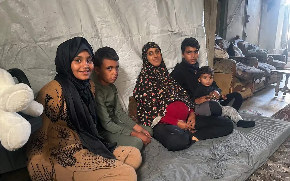 Eine Mutter mit ihren vier überlebenden Kindern in ihrem provisorischen Zuhause. | © UNICEF/Eleyan Gaza spenden: Eine Mutter mit ihren vier überlebenden Kindern in ihrem provisorischen Zuhause.
