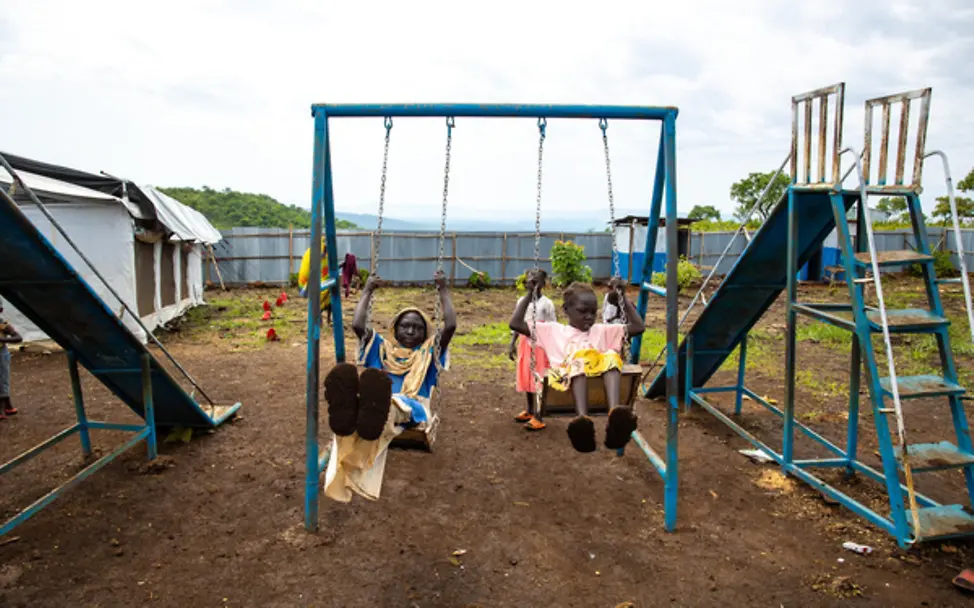 Vor Dürre und Konflikten geflüchtet: Zwei Mädchen schaukeln in einem Flüchtlingslager in Äthiopien.