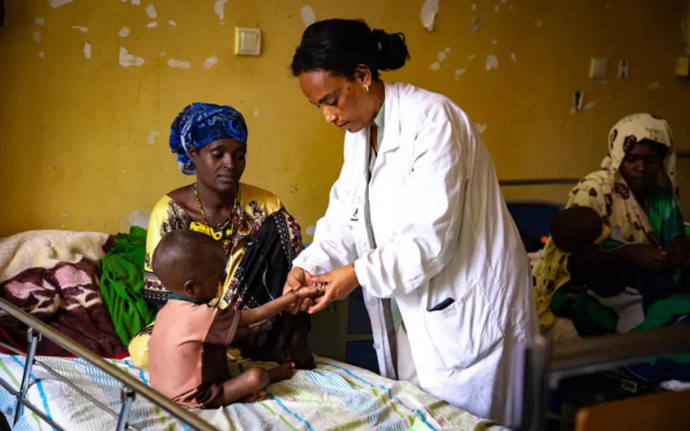 Hunger in Äthiopien: Eine Ärztin untersucht einen mangelernährten Jungen im Krankenhaus.