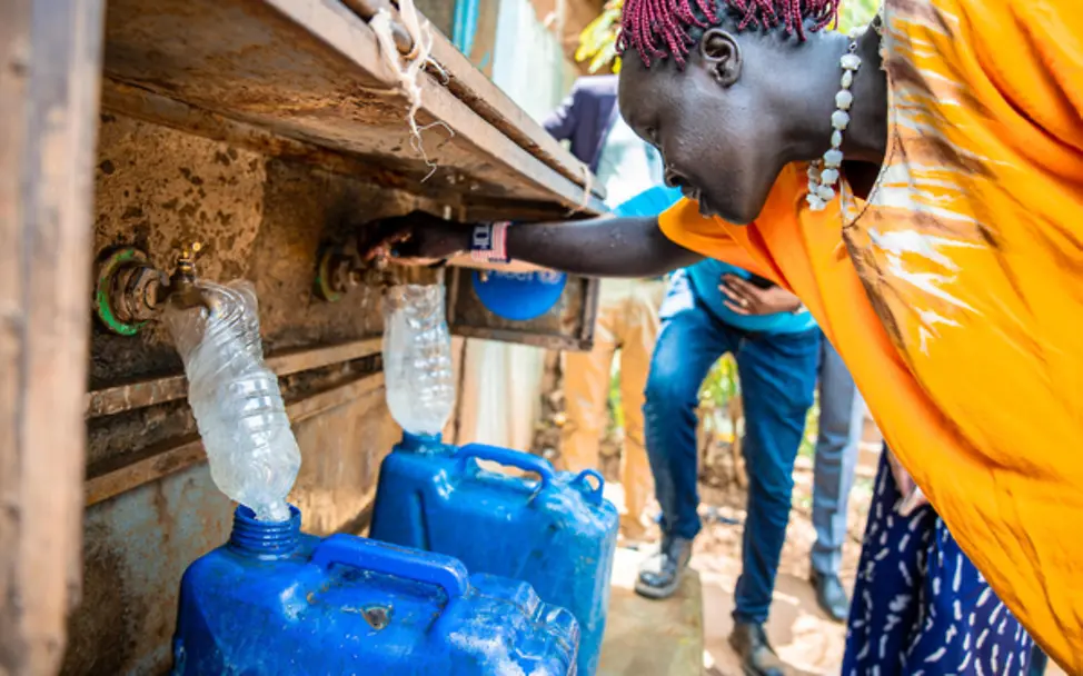 Wassermangel in Äthiopien: Ein junger Mensch füllt Wasser in Kanister ab.