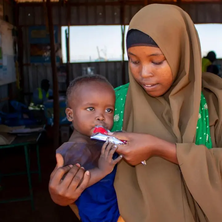 Somalia Hungerkrise: Ein Kleinkind bekommt von seiner Mutter Spezialnahrung zur Behandlung gegen Mangelernährung.