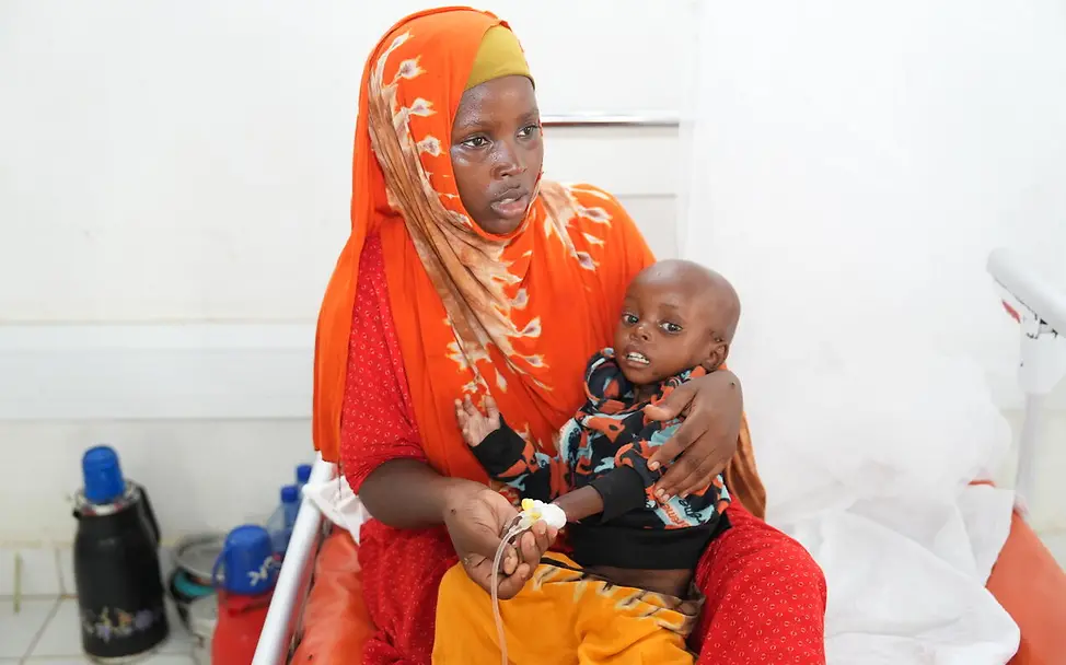 Hungerkrise in Somalia: Eine Mutter ist mit ihrem erkrankten Sohn in einem Gesundheitszentrum.