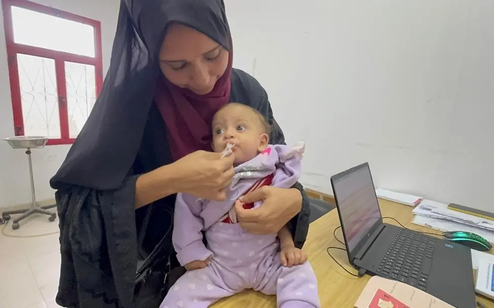 In einem Ernährungszentrum in Gaza-Stadt wird ein Kind gegen Mangelernährung behandelt.