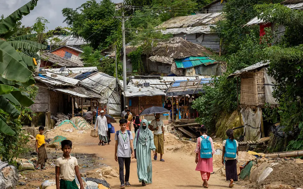 Rohingya Flüchtlingslager: Menschen laufen durch das Flüchtlingscamp. 