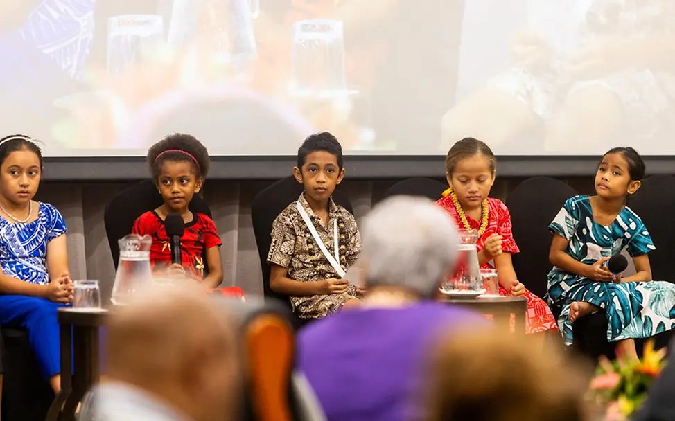 Was ist Demokratie einfach erklärt: Kinder aus mehreren pazifischen Inselstaaten nehmen an einer Diskussion teil.