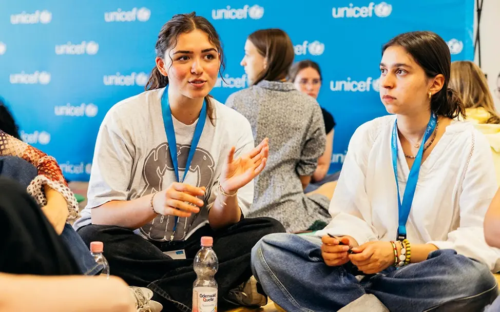 Was ist Demokratie einfach erklärt: Jugendliche besprechen sich während des UNICEF Youth Festivals in Mannheim.