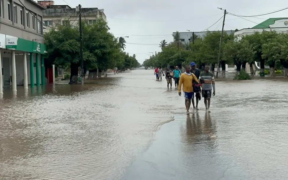 Das Wasser steht in den Straßen | UNICEF/Taylor Überschwemmungen Mosambik: Menschen laufen durch überflutete Straßen