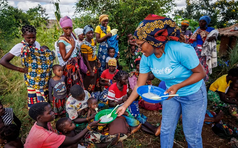 Viele Kinder in Mosambik sind mangelernährt | UNICEF/Franco Überschwemmungen Mosambik: Eine UNICEF-Helferin verteilt Essensschalen