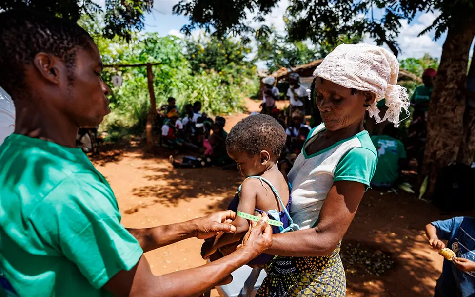 Ein Kind wird auf Mangelernährung untersucht | UNICEF/Franco Überschwemmungen Mosambik: Der Oberarm eines Kindes wird gemessen
