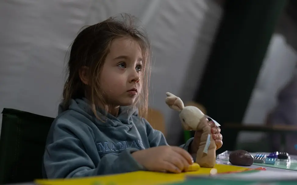 Ukraine Krieg: Mila (4) spielt in einem Zelt beheizten mobilen Zelt. 
