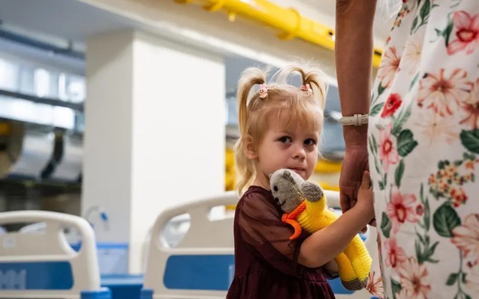 Ukraine Krieg: Angelina (3) im unterirdischen Schutzraum einer Entbindungsklinik.