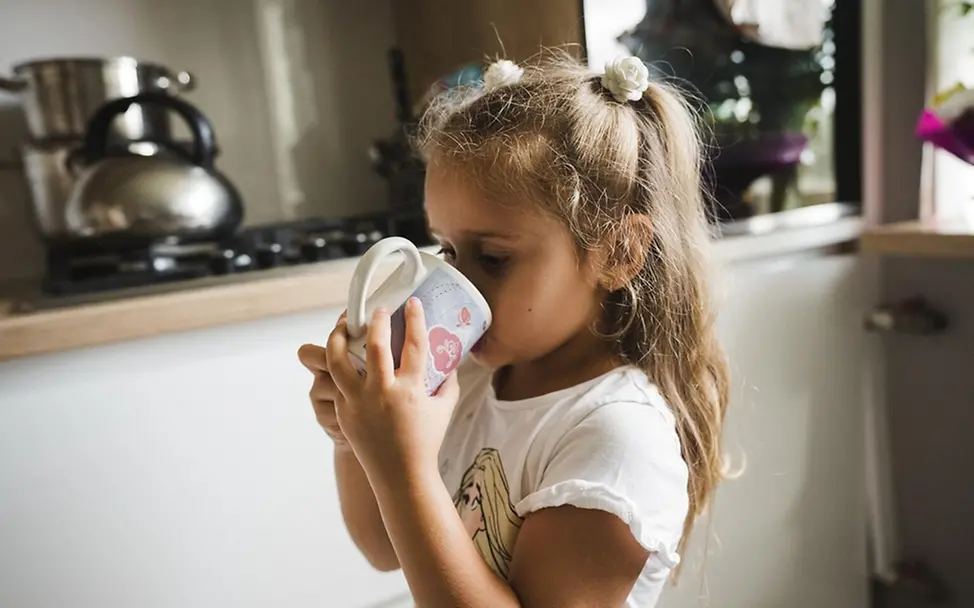 Ukraine Krieg: Masha (4) trinkt Wasser in der Küche ihrer Familie.