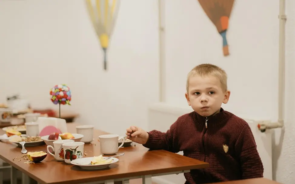 Ukraine Krieg: Mykola (5) isst in seiner Vorschule.