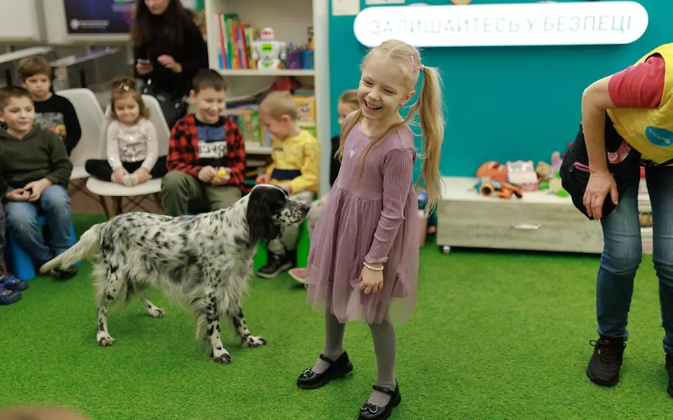 Die Hündin Petra bringt die Kinder zum Lachen.