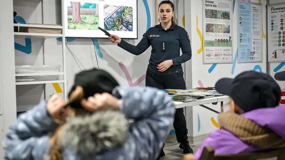 Im mobilen Klassenzimmer lernen die Kinder sich vor Minen und anderen Gefahren zu schützen.