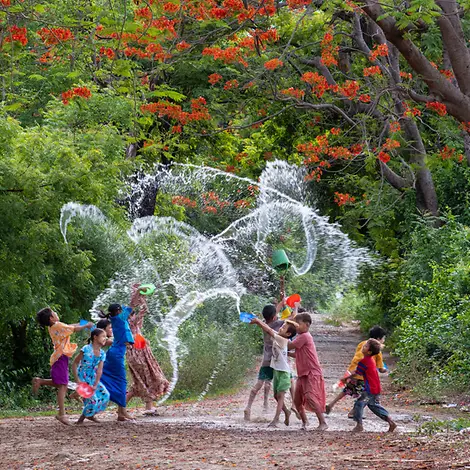 Kinderrechte leicht erklärt: Kinder springen lachend in die Luft.