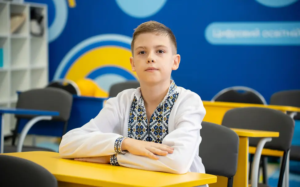 Roman (10) ist glücklich, dass er seine Freunde in der Schule wiedersehen kann.