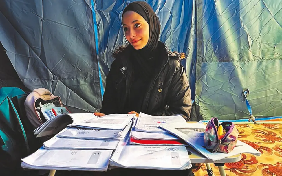 Gaza spenden: Jana, 17, bereitet sich auf ihre Schulabschlussprüfungen vor. 