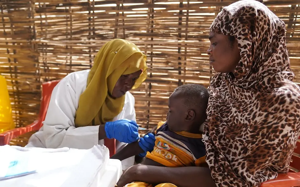 Kinder werden gegen Masern und Röteln geimpft.