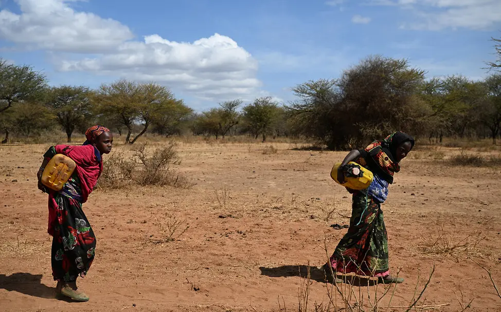 Äthiopien Hunger: Zwei Mädchen laufen mit Wasserkanistern durch die verdorrte Landschaft.