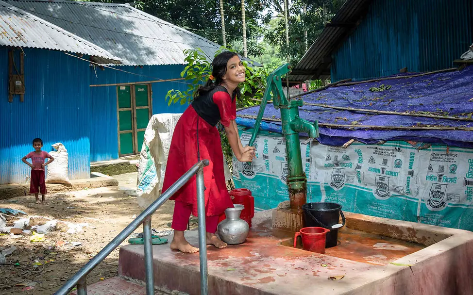 Arsen im Trinkwasser: Ein Mädchen holt Wasser an einem Brunnen mit Handpumpe.
