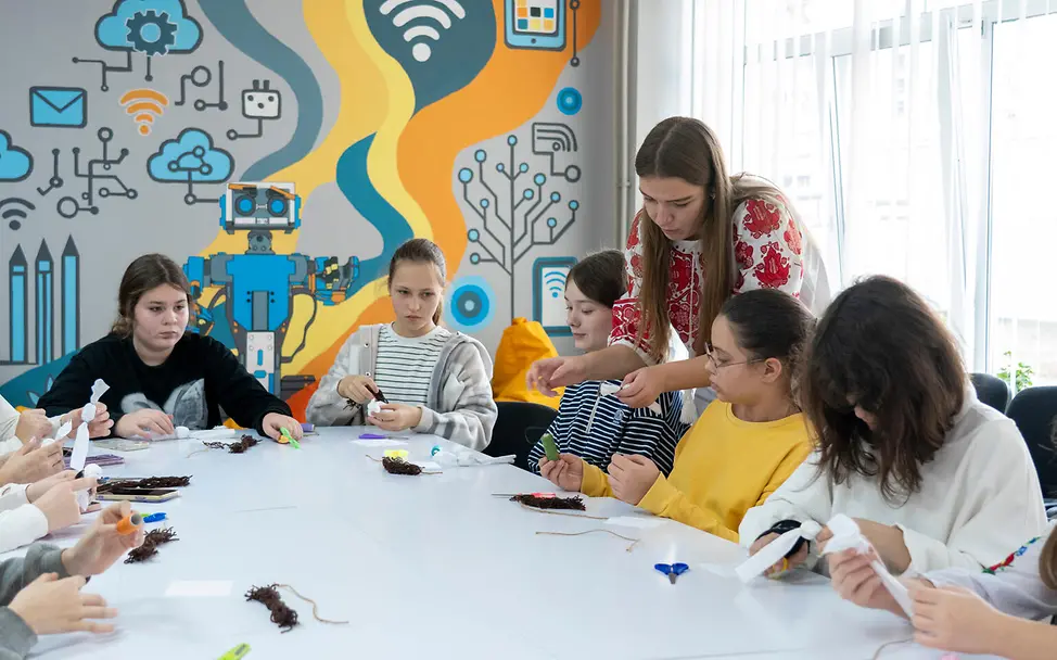 Kinder und Jugendliche basteln gemeinsam