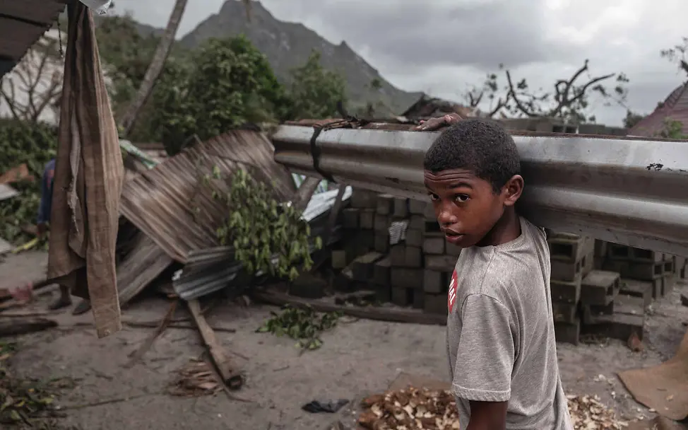 Madagaskar Hungerkrise: Ein Junge trägt ein Stück Dachblech auf der Schulter.
