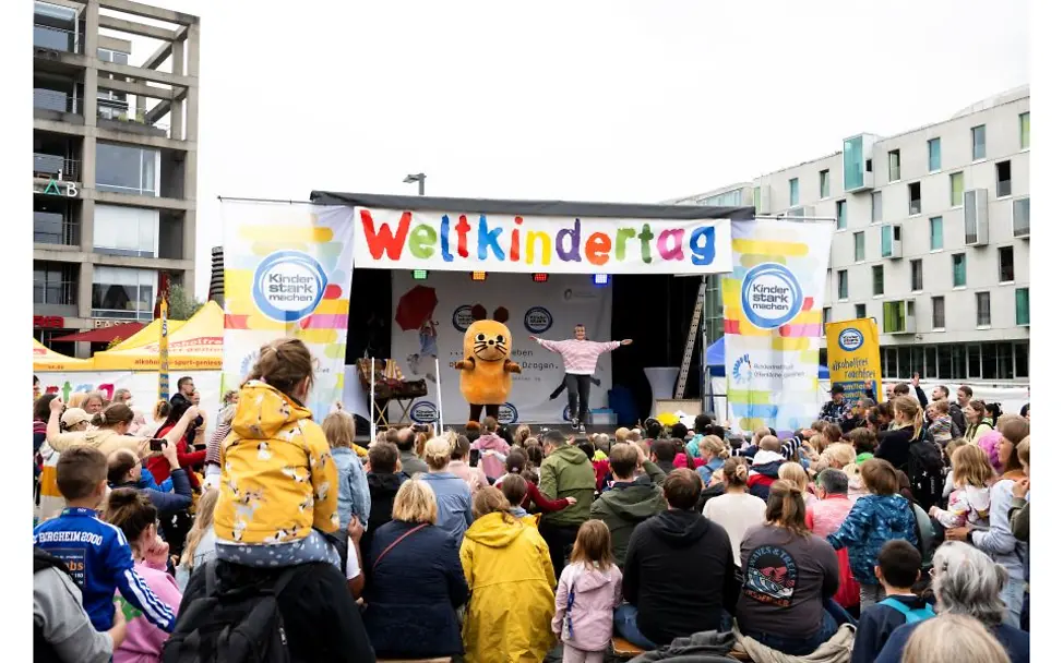 Die WDR Maus steht auf der Bühne.