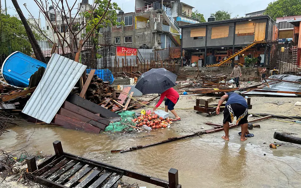 Klimaschutz einfach erklärt: Menschen versuchen die Zerstörungen nach einem Wirbelsturm aufzuräumen.