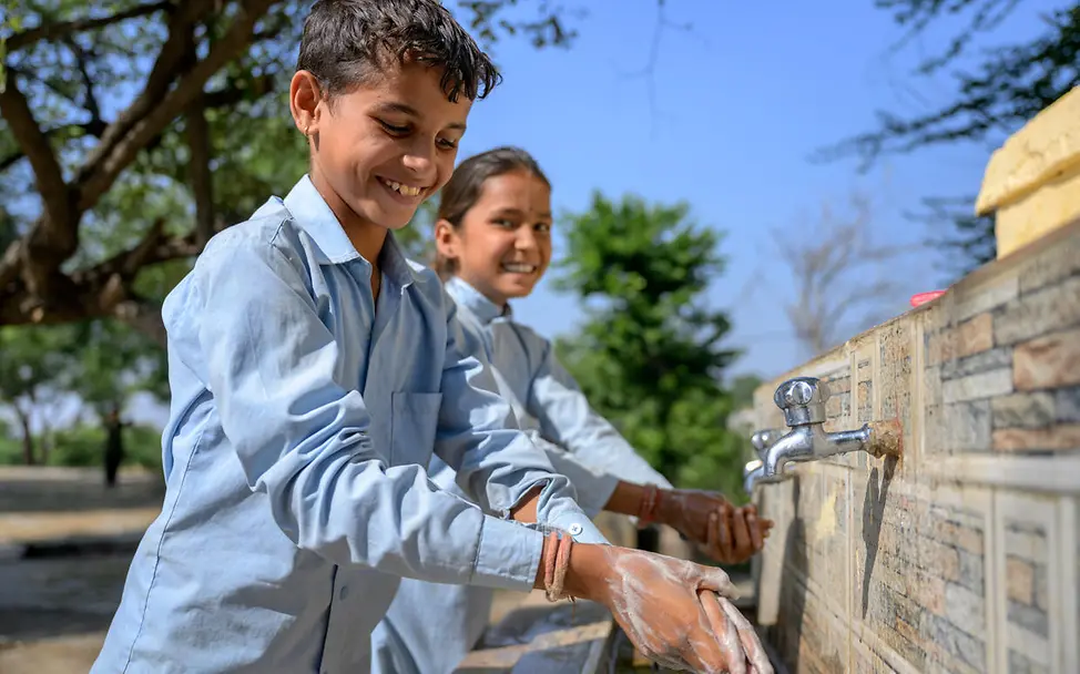 Sauberes Wasser: Ein Junge wäscht sich an einem Wasserhahn in seiner Schule die Hände.