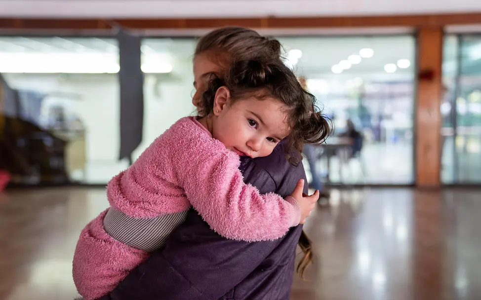 Naher Osten spenden für Nothilfe: Ein Mädchen im Libanon auf dem Arm seiner großen Schwester.