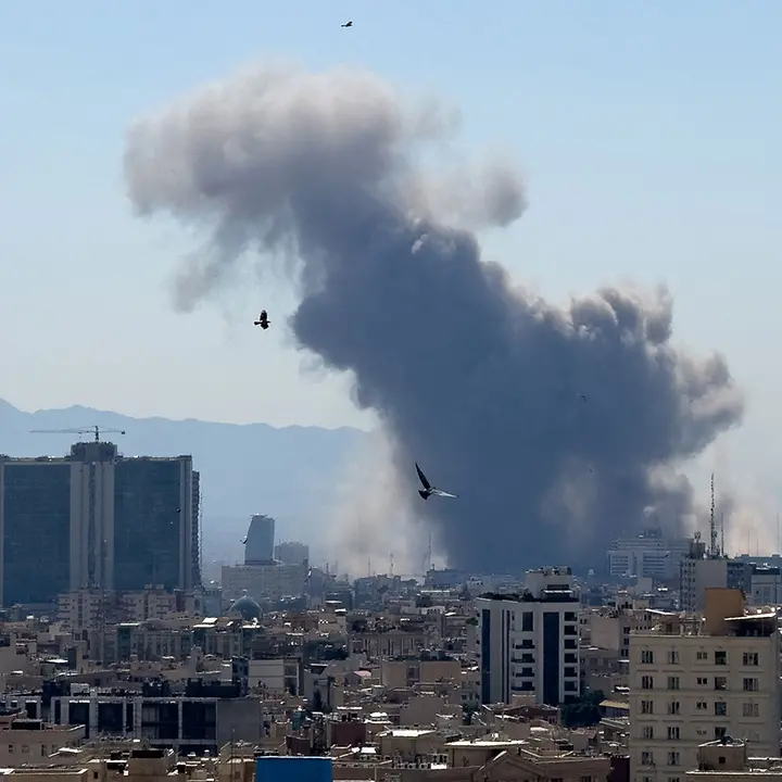 Naher Osten spenden für Nothilfe: Nach einem Luftangriff auf die iranische Hauptstadt Teheran steigen Rauchwolken auf. 