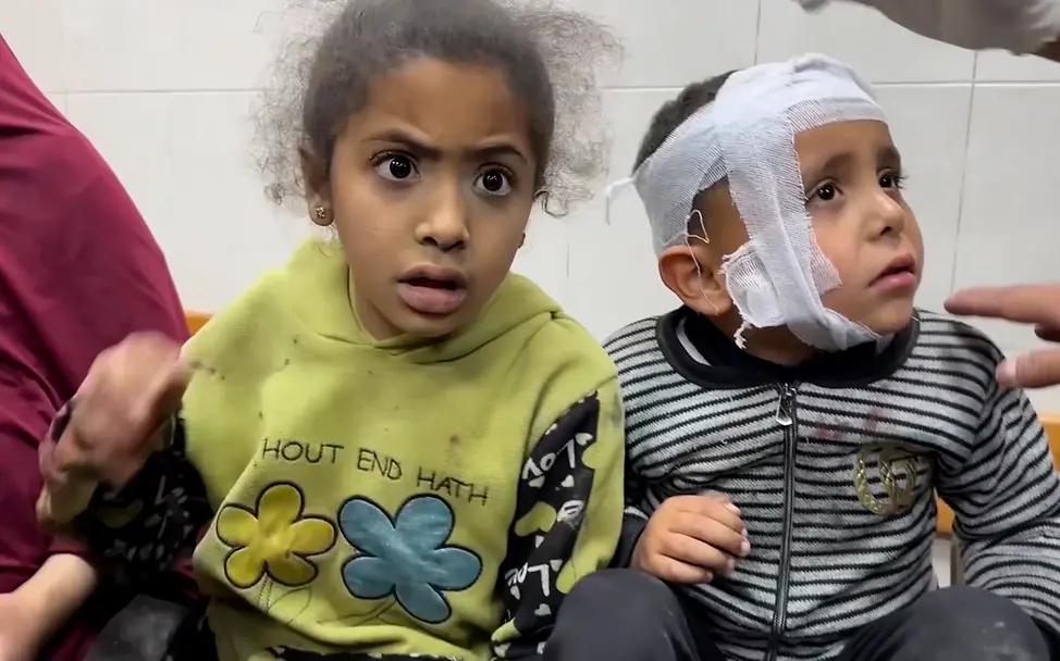 Gaza spenden: Zwei bei einem Luftangriff verletzte Kinder im Gazastreifen. 