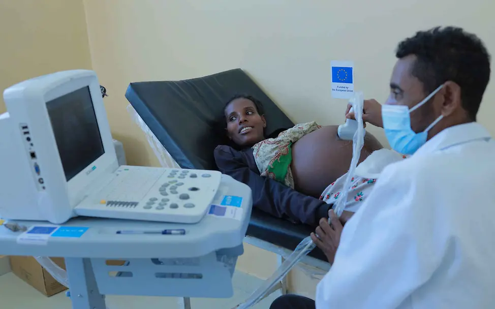 Wasserknappheit weltweit: Eine junge Schwangere beim Ultraschall mit einem Gesundheitshelfer.