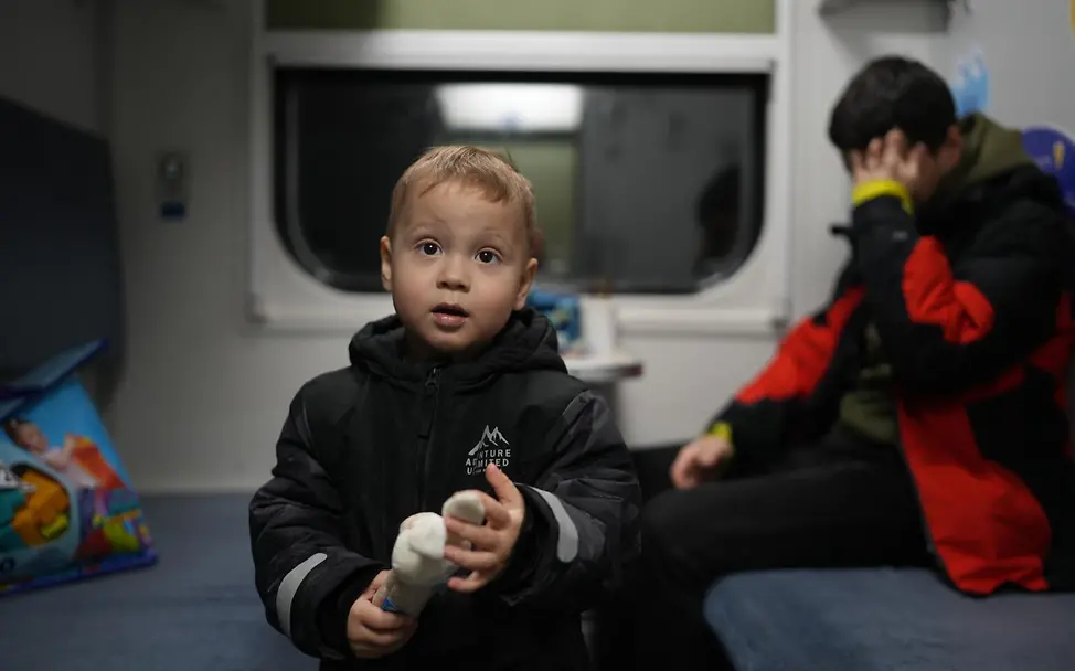 Ukraine Krieg: Ein Junge in einem zum Aufenthaltsort umgewandelten Zugwaggon. 