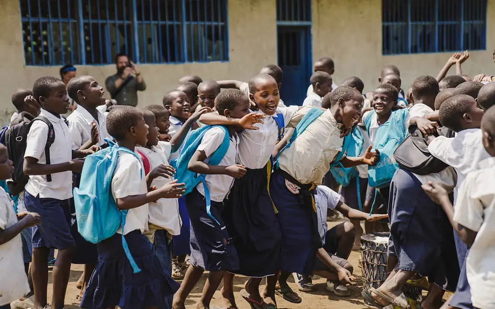 Kriegskinder im Kongo: Schülerinnen und Schüler spielen auf dem Schulhof.