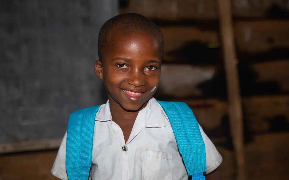 Kriegskinder im Kongo: Ein junges Mädchen lächelt in die Kamera.