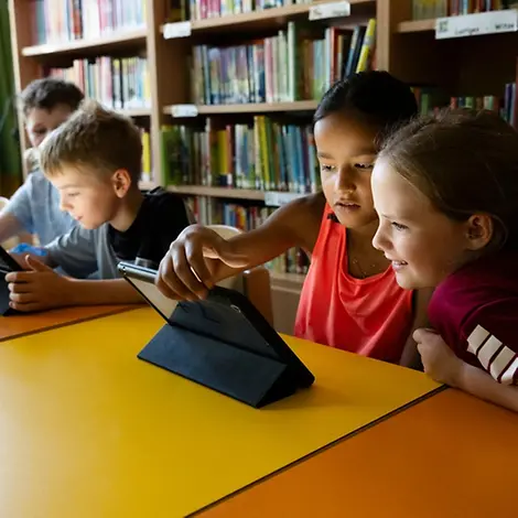 Safer Internet Day: Kinder am iPad in einer Kinderrechteschule in Köln.