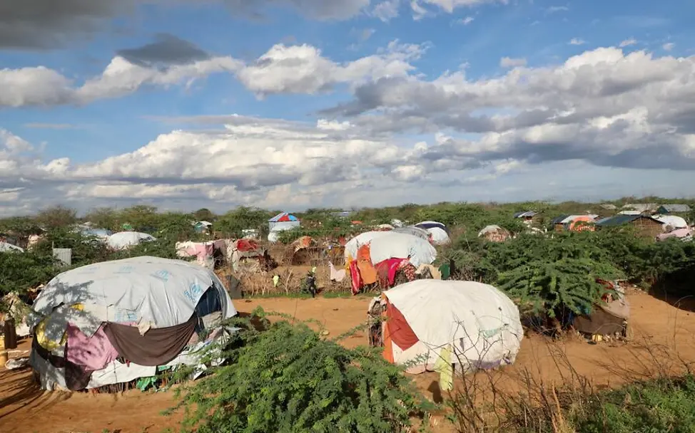 Hungerkrise in Kenia: Hunderttausende Menschen mussten vor dem Hunger in andere Landesteile fliehen. | © UNICEF/Odhiambo Hunger in Kenia: Eine Ansammlung von Hütten in einem Flüchtlingslager in Dadaab.