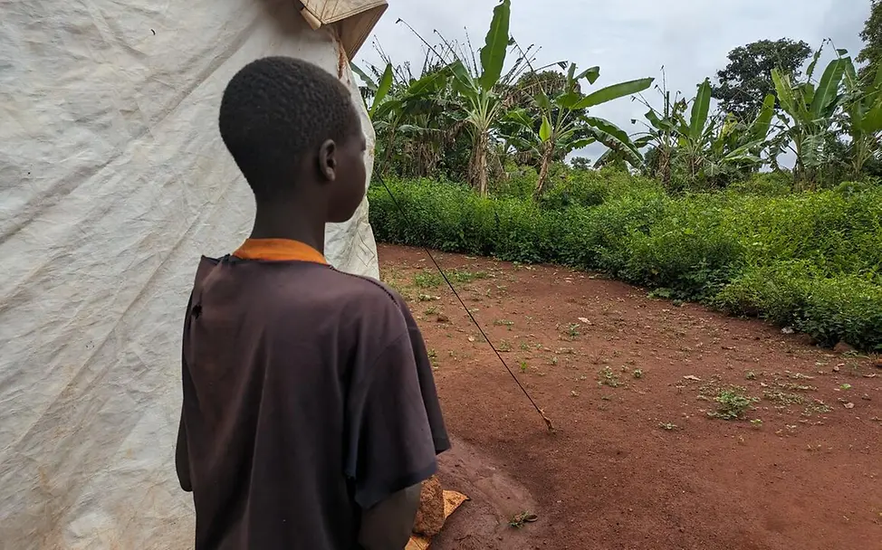 Zentralafrikanische Republik Hungerkrise: Gewalt und Kämpfe haben viele Kinder schwer traumatisiert. | © UNICEF/ anonymous Hunger in der Zentralafrikanischen Republik: Rückenansicht eines Jungen, der neben einem Zelt steht.