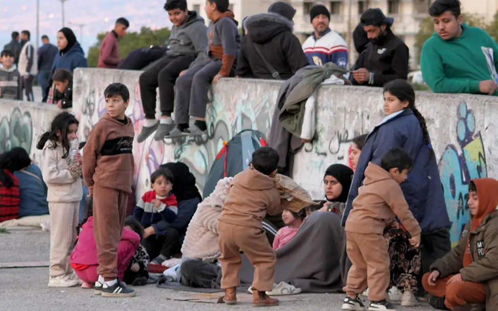 Leben im Libanon: Libanes*innen bringen sich am 05. März 2026 auf den Straßen Beiruts in Sicherheit.