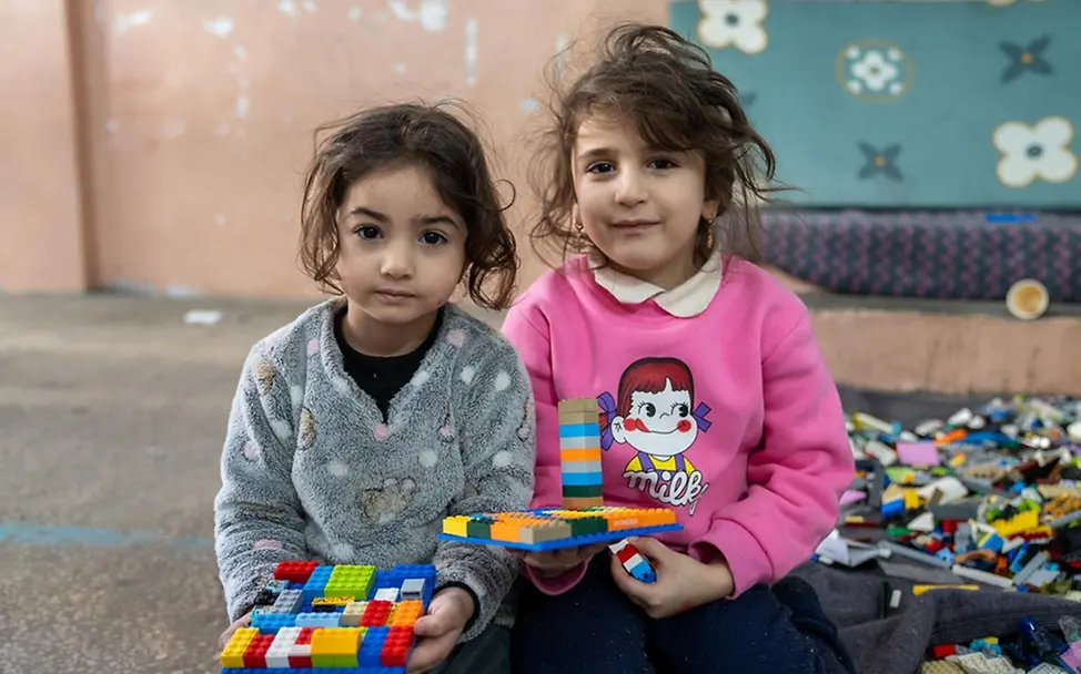 Leben im Libanon: Narjes (3) und Malika (4) spielen mit Legobausteinen.