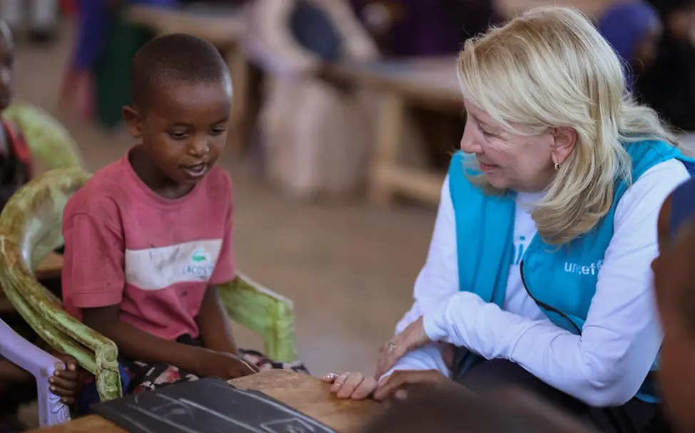 Somalia: UNICEF-Exekutivdirektorin Catherine Russell spricht mit einem Kind.
