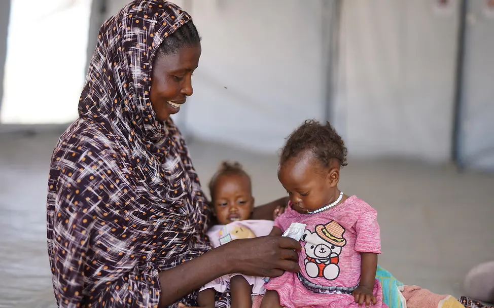Tayba mit ihren Zwillingen. | © UNICEF/UNI914612/Jamal Sudan Hungersnot: Mutter mit Zwillingen