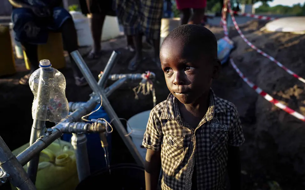 Verschmutztes Wasser ist eine große Gefahr für Kinder in den Katastrophengebieten | © UNICEF/Franco Mosambik Überschwemmungen: Ein Junge steht vor einer improvisierten Trinkwasserleitung.