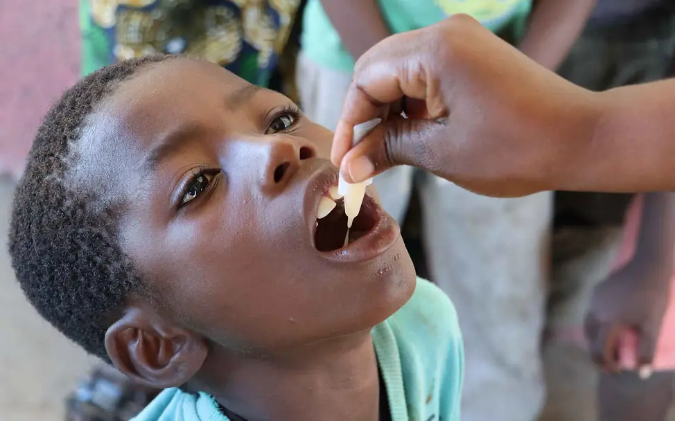 Impfungen helfen, Ausbrüche von Krankheiten wie Cholera oder Diphterie zu vermeiden| © UNICEF/ Mosambik Überschwemmungen: Ein Junge bekommt eine Schluckimpfung gegen Cholera.