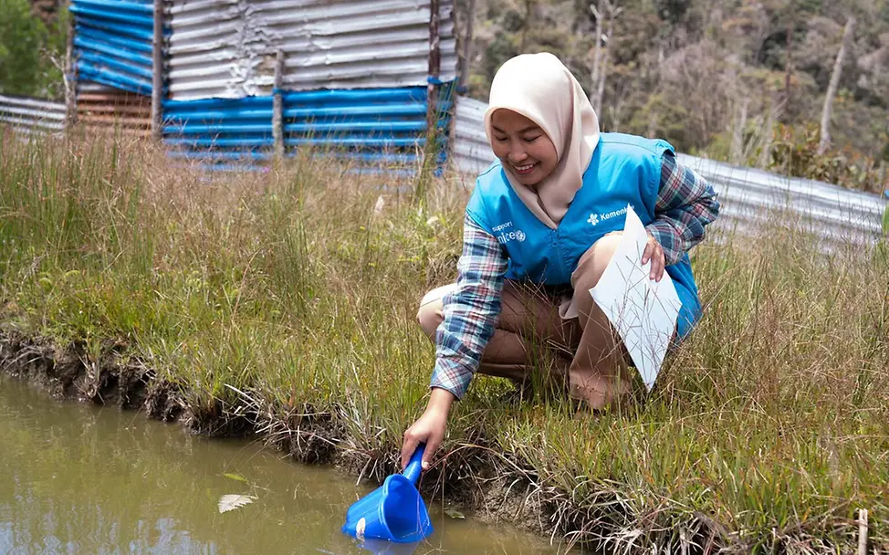 Eine UNICEF-Mitarbeiterin in Indonesien nimmt eine Wasserprobe | © UNICEF/Chair Malaria: Eine UNICEF-Mitarbeiterin untersucht das Wasser in einem Gewässer in Indonesien.