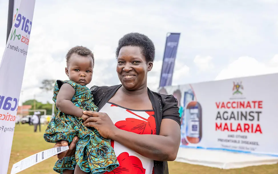 Eine Mutter in Uganda hat ihr Kind gegen Malaria impfen lassen | © UNICEF/Abdul Malaria: Eine Mutter in Uganda hält ihr Baby auf dem Arm.