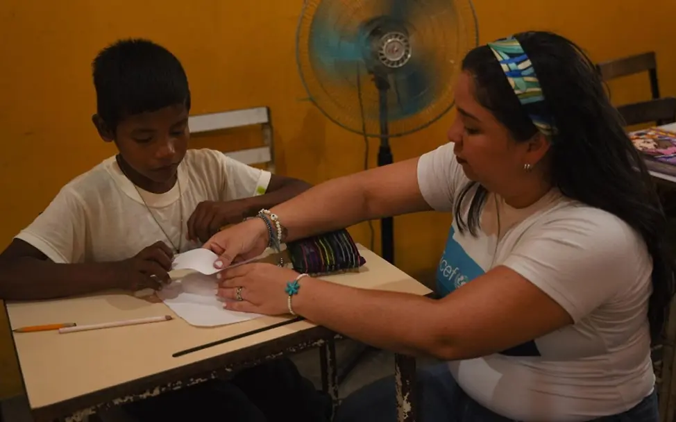 Wissen über Menstruation vermitteln: Eine UNICEF-Mitarbeiterin spricht in Venezuela mit einem Jungen über die Periode | © UNICEF/UNI793077/Pocaterra Wissen über Menstruation vermitteln: Eine UNICEF-Mitarbeiterin spricht in Venezuela mit einem Jungen über die Periode