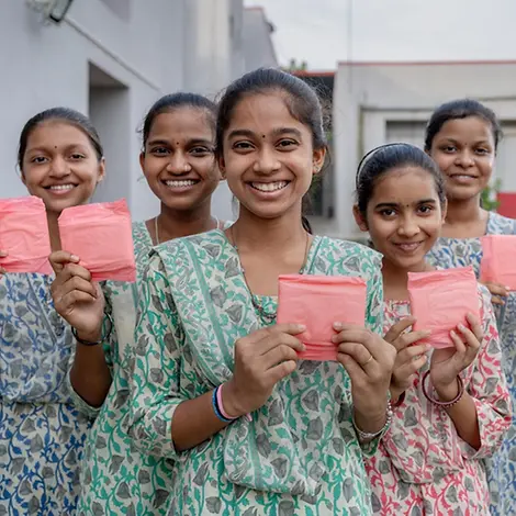 Akshita (16) und ihre Freund*innen nehmen an Veranstaltungen zum Thema Menstruationshygiene teil. | © UNICEF/Panjwani Menstruation: Akshita (16) und ihre Freund*innen nehmen an Veranstaltungen zum Thema Menstruationshygiene teil.
